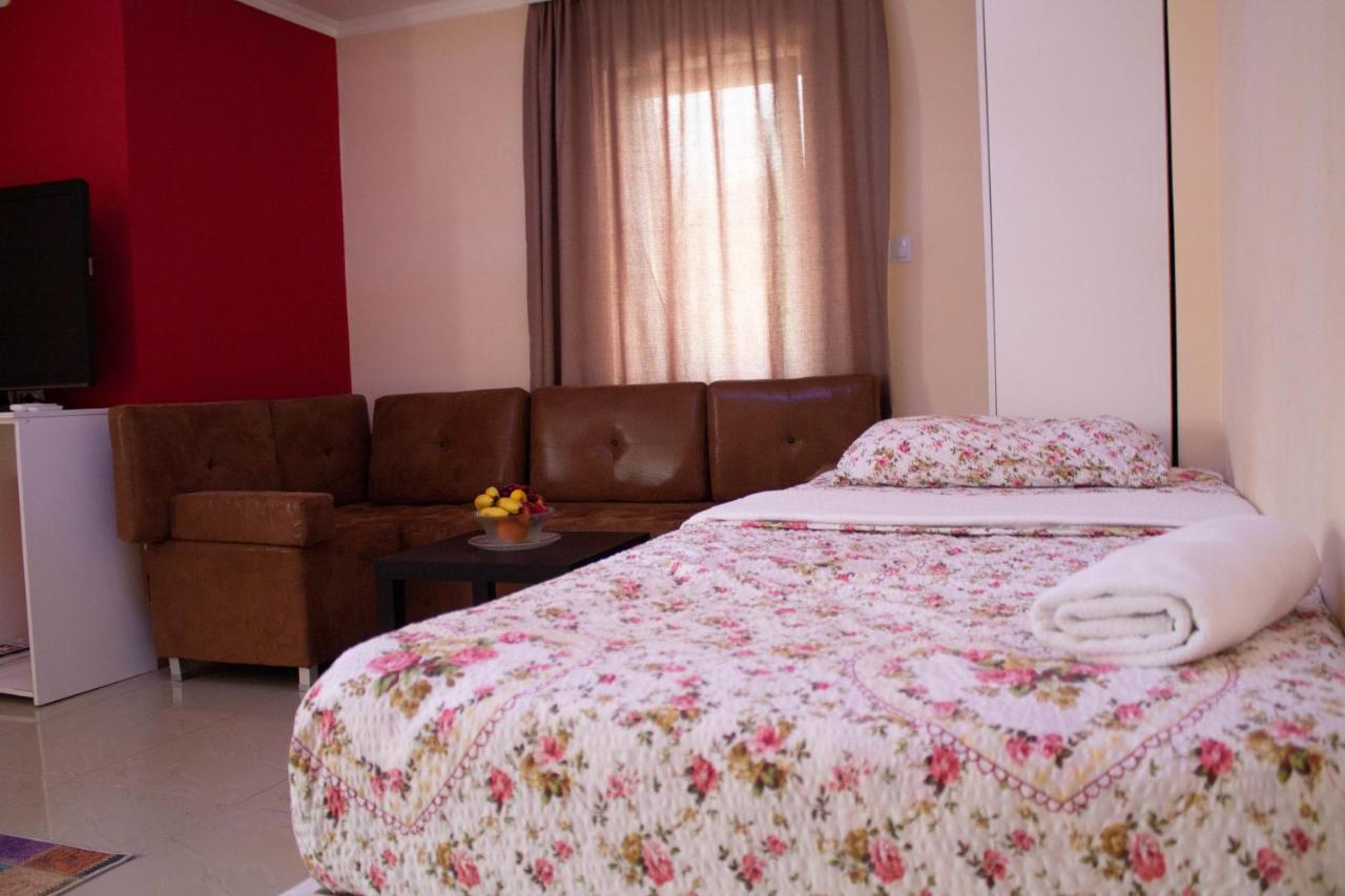 Hotel Living Suto Orizari Экстерьер фото