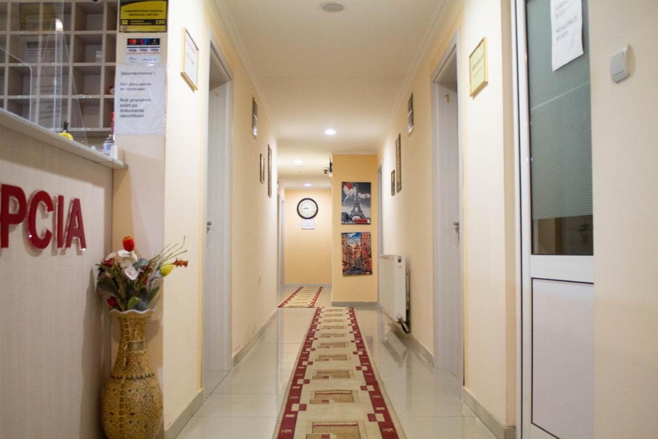 Hotel Living Suto Orizari Экстерьер фото